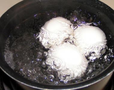 Как сварить треснувшее яйцо, чтобы оно не вытекло Как можно сварить треснувшие яйца в кастрюле